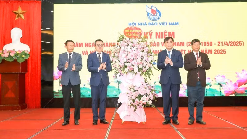 Titulares de la Comisión de Propaganda y Movilización de Masas del Comité Central del Partido Comunista de Vietnam entregan flores para felicitar el 75º aniversario de la fundación de la Asociación de Periodistas de Vietnam.