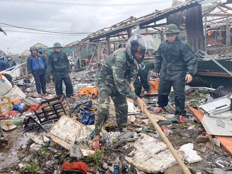 Los guardias fronterizos en el puerto de Cua Viet, en la provincia de Quang Tri, apoyan a los lugareños en la limpieza y reparación de tiendas dañadas. (Foto: VNA) Los guardias fronterizos en el puerto de Cua Viet, en la provincia de Quang Tri, apoyan a los lugareños en la limpieza y reparación de tiendas dañadas. (Foto: VNA)