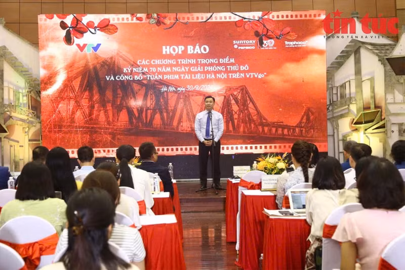 Do Thanh Hai, subdirector general de la Televisión de Vietnam (VTV) comparte sobre una serie de programas para celebrar el 70 aniversario del Día de la Liberación de Hanói (Foto: VNA)