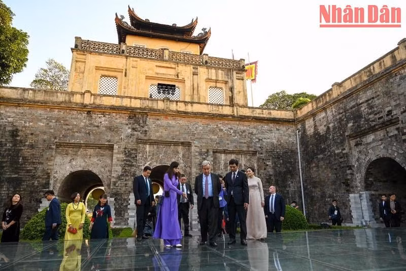 El conjunto de vestigios de la Ciudadela Imperial de Thang Long fue oficialmente reconocido el 31 de julio de 2010 por la Organización de la ONU para la Educación, la Ciencia y la Cultura (Unesco) como Patrimonio Cultural Mundial. Este sitio se ha convertido en un famoso destino turístico y objeto de investigación científica de Hanói. El conjunto de vestigios de la Ciudadela Imperial de Thang Long fue oficialmente reconocido el 31 de julio de 2010 por la Organización de la ONU para la Educación, la Ciencia y la Cultura (Unesco) como Patrimonio Cultural Mundial. Este sitio se ha convertido en un famoso destino turístico y objeto de investigación científica de Hanói.