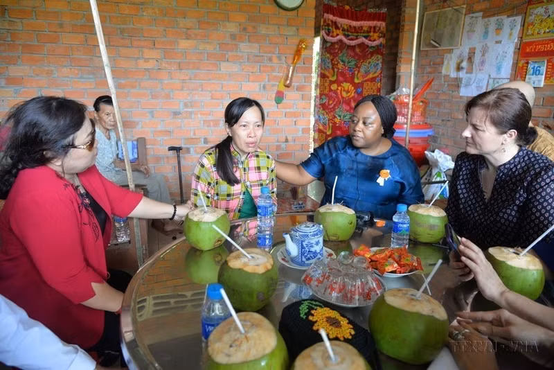 Representantes de la Embajada de Australia y la Entidad de la ONU para la Igualdad de Género y el Empoderamiento de la Mujer (ONU Mujeres) visitaron la provincia vietnamita de Tien Giang para evaluar la implementación de un proyecto conjunto de respuesta urgente y apoyo a la recuperación de féminas en riesgo de violencia afectadas por la cuarta ola de la Covid-19 en 2023. Representantes de la Embajada de Australia y la Entidad de la ONU para la Igualdad de Género y el Empoderamiento de la Mujer (ONU Mujeres) visitaron la provincia vietnamita de Tien Giang para evaluar la implementación de un proyecto conjunto de respuesta urgente y apoyo a la recuperación de féminas en riesgo de violencia afectadas por la cuarta ola de la Covid-19 en 2023.