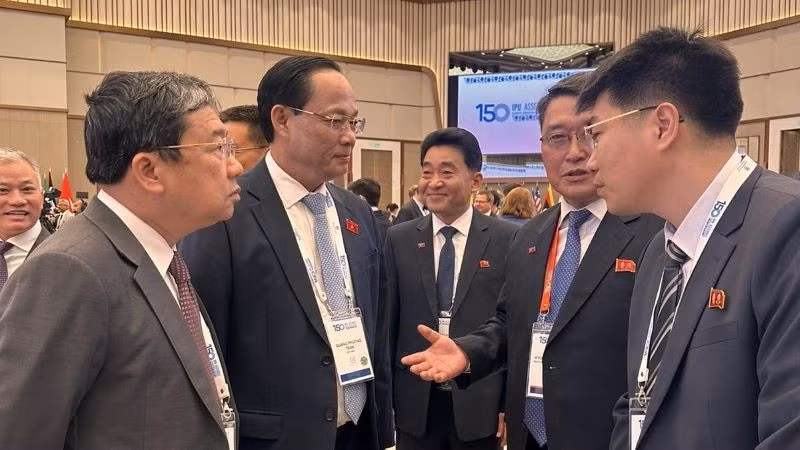 El vicepresidente de la Asamblea Nacional de Vietnam Tran Quang Phuong se reúne con el vicepresidente de la Asamblea Suprema del Pueblo de Corea del Norte, Maeng Kyun II. (Foto: VNA)