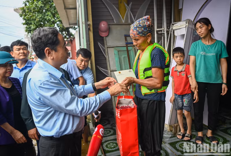 Thanh Man anima y entrega regalos a las familias en la aldea de Diem, en la comuna de Nga My.