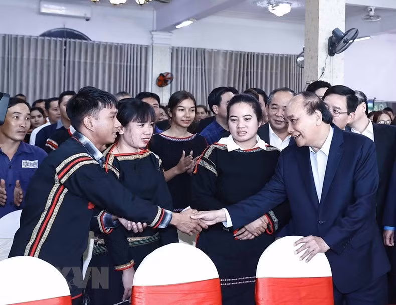 El presidente Nguyen Xuan Phuc intercambia con los trabajadores en Dak Lak.