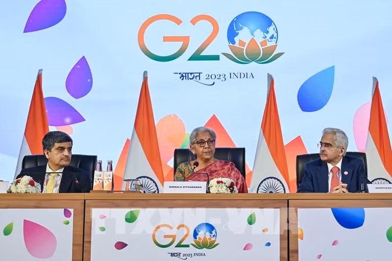 La ministra de Finanzas de la India, Nirmala Sitaraman (centro), interviene en una conferencia de prensa después de la reunión del G20, organizada en la ciudad india de Bangalore, el pasado 25 de febrero (Fotografía: AFP/VNA) 