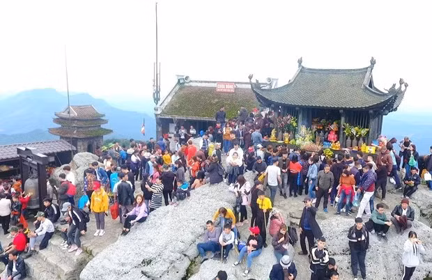 Los turistas visitan y adoran a Buda en la Pagoda Dong (Yen Tu). Foto: VNA