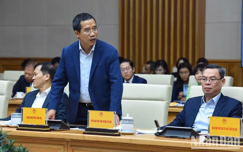 Representante del Banco Militar de Vietnam (MB Bank) habla en el evento.