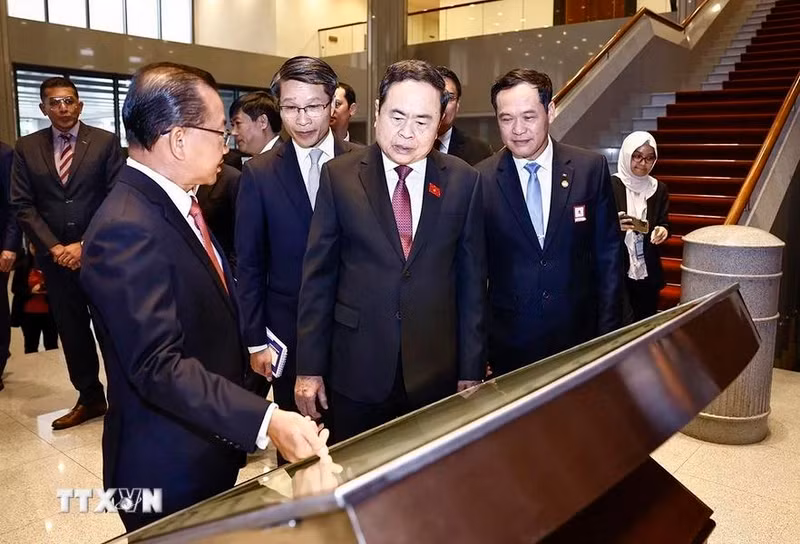 Los dos dirigentes visitan la sede del Parlamento de Singapur.
