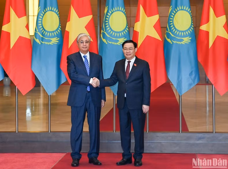 Vuong Dinh Hue da la bienvenida al dirigente kazajo.