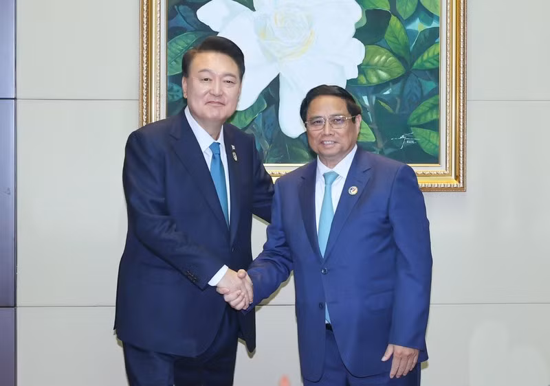 El primer ministro vietnamita, Pham Minh Chinh, con el presidente surcoreano, Yoon Suk Yeol. (Foto: VNA)