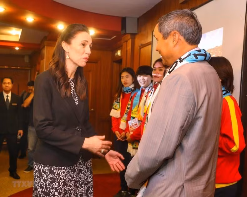 La primera ministra neozelandesa conversa con el entrenador Mai Duc Chung. La primera ministra neozelandesa conversa con el entrenador Mai Duc Chung.