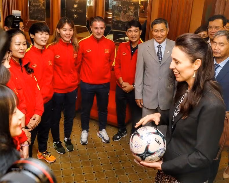 La dirigente neozelandesa conversa con las futbolistas. La dirigente neozelandesa conversa con las futbolistas.