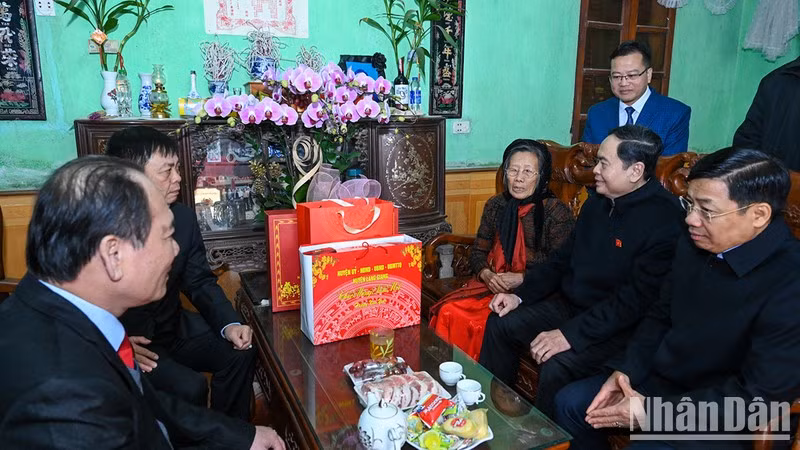 El vicepresidente permanente del Parlamento, Tran Thanh Man, visita a la Madre Heroica Vietnamita Dong Thi Tuyen, en la comuna de Dao My, distrito de Lang Giang.
