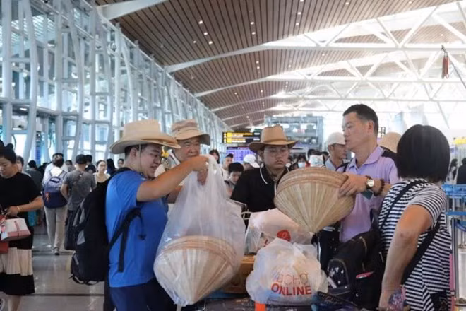 Turistas en Da Nang (Foto: VNA)