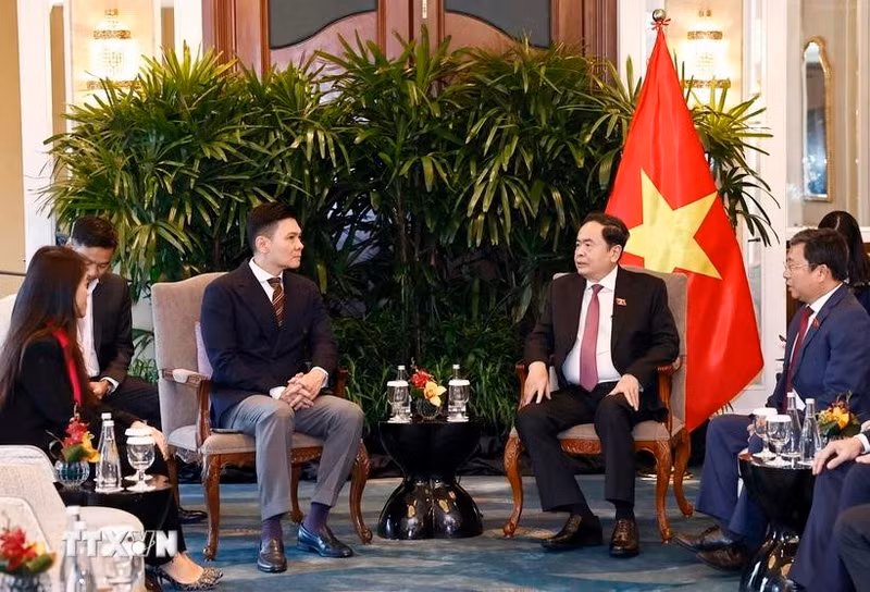 El presidente de la Asamblea Nacional de Vietnam, Tran Thanh Man, y el director general de Sembcorp Development y presidente de la junta directiva de VSIP Group, Lee Ark Boon. (Foto: VNA)