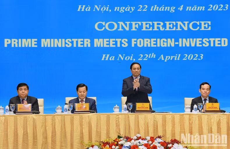 El primer ministro Pham Minh Chinh y los subjefes del Gobierno Le Minh Khai y Tran Luu Quang y el ministro de Planificación e Inversión, Nguyen Chi Dung presiden la reunión.