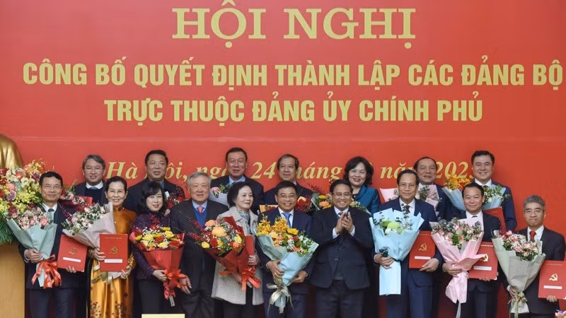 El primer ministro Pham Minh Chinh entrega decisiones a los Comités del Partido dependientes a la instancia partidista del Gobierno. (Foto: Nhan Dan)