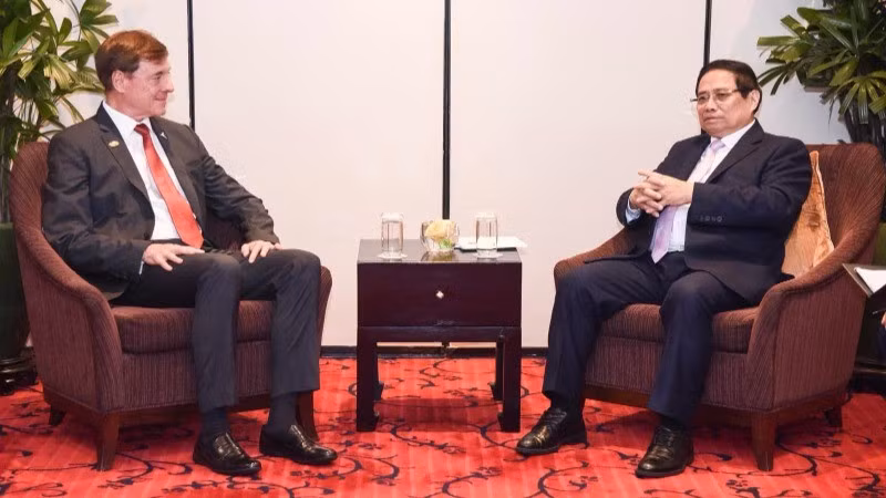 El primer ministro vietnamita, Pham Minh Chinh, recibe a Francisco Gomes Neto, presidente y director ejecutivo del grupo Embraer de Brasil. (Foto: VNA)
