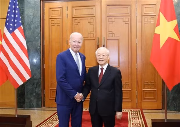 El secretario general del PCV, Nguyen Phu Trong, (derecha) y el presidente de Estados Unidos, Joseph Biden, toman una fotografía antes de sus conversaciones. (Foto: VNA) El secretario general del PCV, Nguyen Phu Trong, (derecha) y el presidente de Estados Unidos, Joseph Biden, toman una fotografía antes de sus conversaciones. (Foto: VNA)