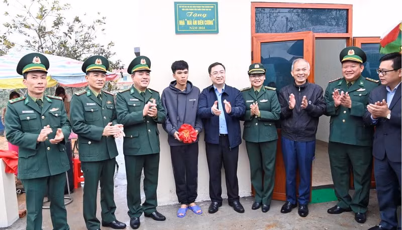 Dang Xuan Phuong, vicesecretario del Comité del PCV de la provincia norteña de Quang Ninh, y representantes del Alto Mando Provincial de la Guardia Fronteriza, entregan una casa de caridad a la familia de Le Thi Hue, de 77 años, residente en la aldea 2, comuna de Vinh Thuc, ciudad de Mong Cai.