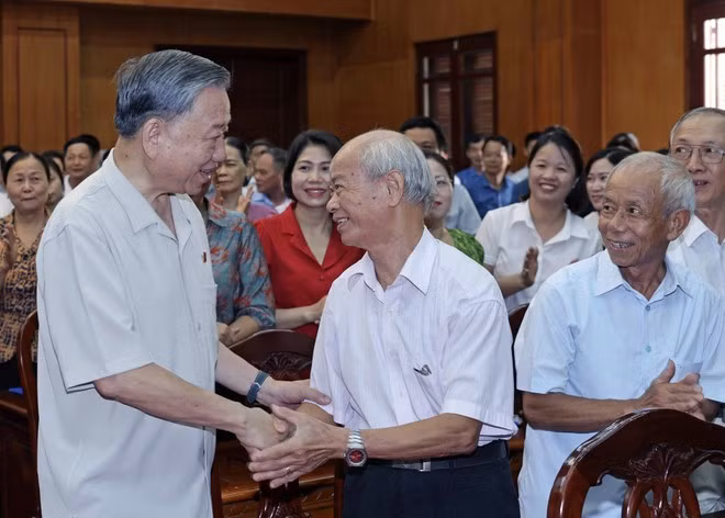 El presidente vietnamita, To Lam, y votantes locales. (Foto: VNA)