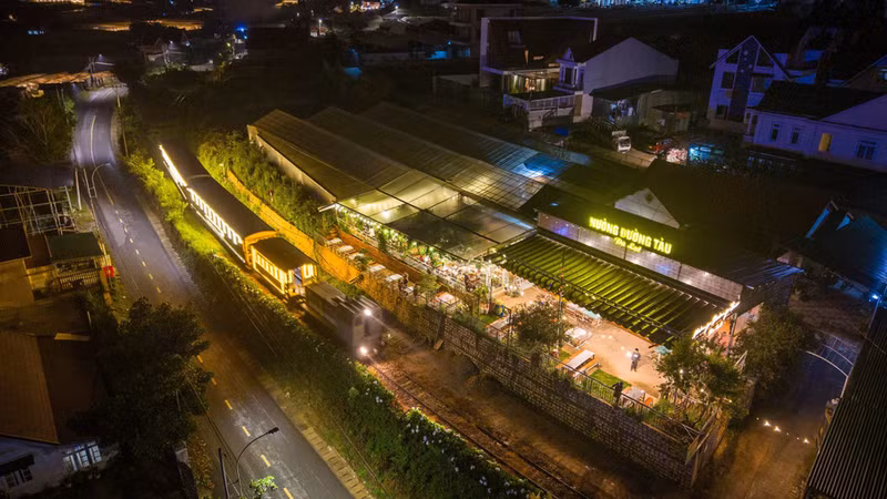 Desde el tren, los viajeros pueden disfrutar del paisaje nocturno de Da Lat, lleno de luces y encanto natural.