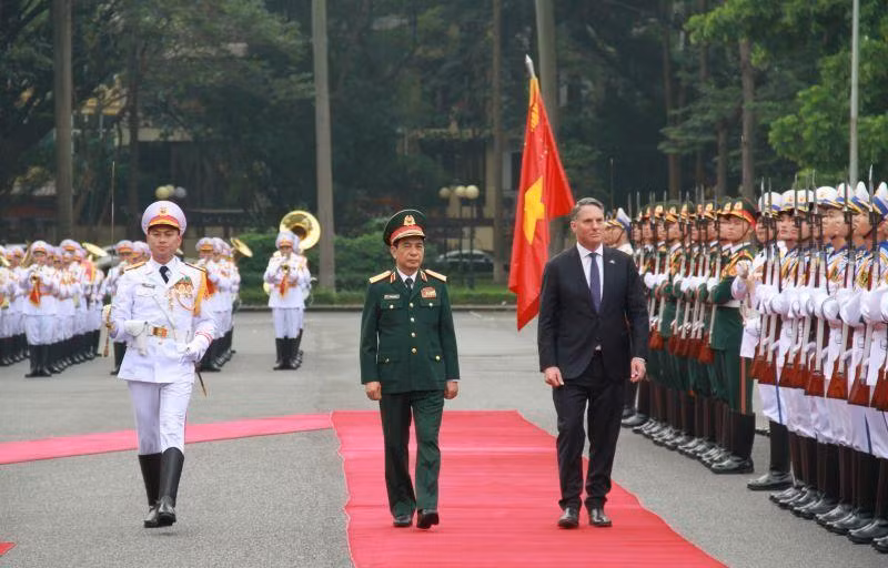El ministro de Defensa de Vietnam, Phan Van Giang, preside la ceremonia de bienvenida al viceprimer ministro y titular para la Defensa de Australia, Richard Donald Marles. (Fotografía: VNA)