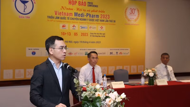 Ha Anh Duc, jefe de Oficina del Ministerio de Salud Pública, habla en la conferencia de prensa.