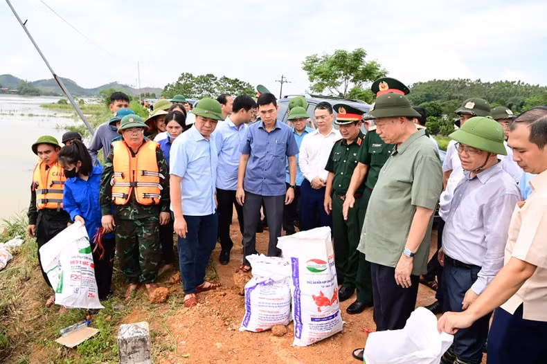 El secretario general del Partido Comunista y presidente de Vietnam, To Lam, inspecciona las labores de prevención y lucha contra las inundaciones y tormentas. (Foto: VNA)