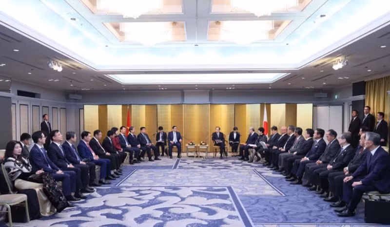 El primer ministro Pham Minh Chinh recibe al presidente de la Alianza Parlamentaria de Amistad Japón-Vietnam, Nikai Toshihiro.