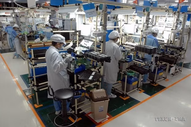 Actualmente, Hanói cuenta con cuatro mil 350 proyectos de inversión extranjera directa con un capital combinado de más de 35 mil millones de dólares, cifra que le ubica en el primer lugar del país en la atracción de esa fuente de capital. Actualmente, Hanói cuenta con cuatro mil 350 proyectos de inversión extranjera directa con un capital combinado de más de 35 mil millones de dólares, cifra que le ubica en el primer lugar del país en la atracción de esa fuente de capital.