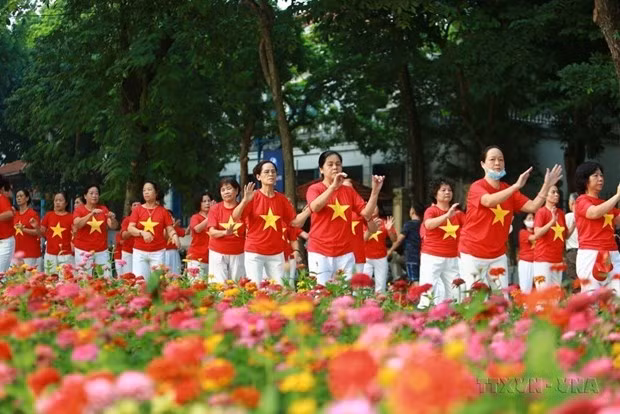 Hanói es una ciudad pacífica que atrae muchos turistas e inversionistas, no sólo por sus paisajes y la cultura tradicional, sino también por la seguridad, amabilidad y hospitalidad de su gente. Hanói es una ciudad pacífica que atrae muchos turistas e inversionistas, no sólo por sus paisajes y la cultura tradicional, sino también por la seguridad, amabilidad y hospitalidad de su gente.
