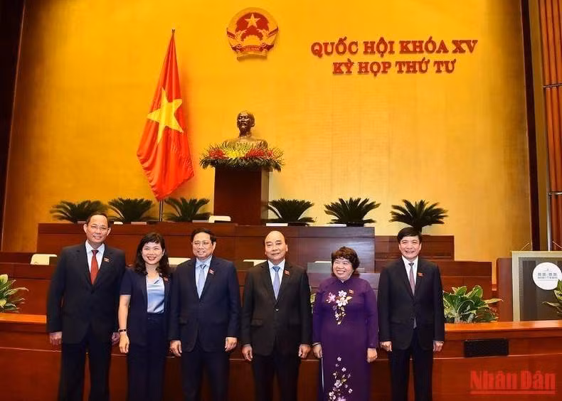 El presidente estatal Nguyen Xuan Phuc, el primer ministro Pham Minh Chinh y otros delegados. El presidente estatal Nguyen Xuan Phuc, el primer ministro Pham Minh Chinh y otros delegados.