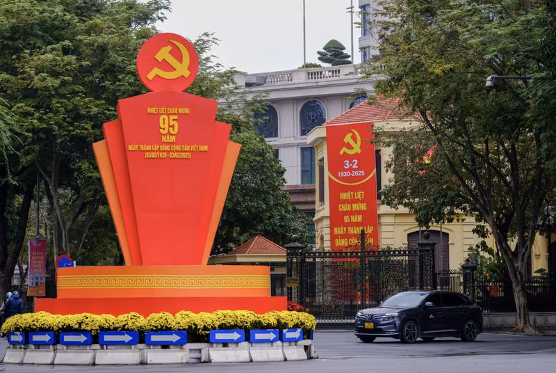 Pancartas y carteles por el 95 aniversario de la fundación del Partido Comunista de Vietnam frente a la sede del Comité del Partido en Hanói. (Foto: hanoi.gov.vn)