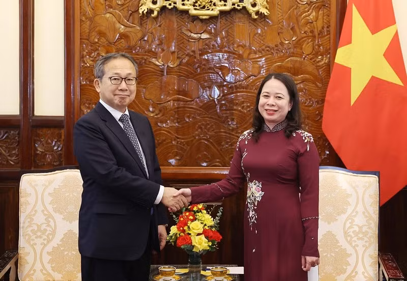 La presidenta interina de Vietnam, Vo Thi Anh Xuan, recibe al embajador japonés en Hanoi, Yamada Takio (Foto: VNA)