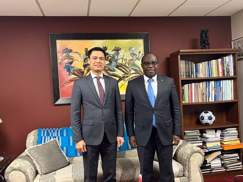Dang Hoang Giang, representante permanente de Vietnam ante las Naciones Unidas , y su homólogo ghanés, Harold Agyeman. (Fotografía: VOV)