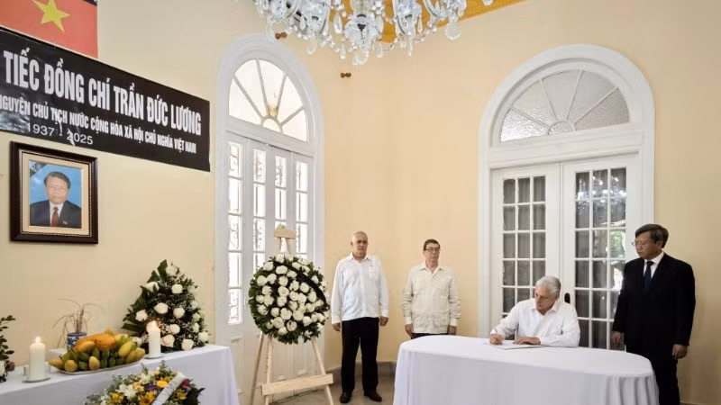 El primer secretario del Partido Comunista y presidente de Cuba, Miguel Díaz-Canel Bermúdez, firma el libro de condolencias en memoria del expresidente vietnamita Tran Duc Luong.