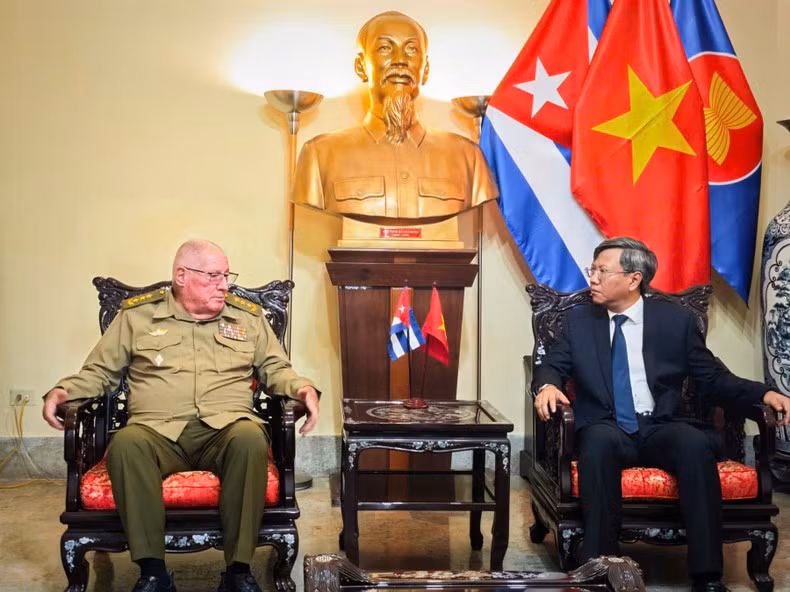 El embajador de Vietnam en Cuba, Le Quang Long, recibe a Álvaro López Miera, ministro de las Fuerzas Armadas Revolucionarias de Cuba, quien acude a rendir homenaje al expresidente Tran Duc Luong.