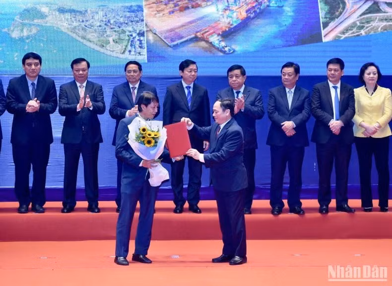 Representante de la provincia de Hung Yen otorga certificados de inversión a empresas.