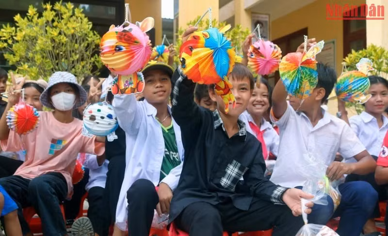La alegría de los estudiantes al recibir los regalos del Festival del Medio Otoño.