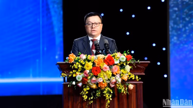 Le Quoc Minh, presidente-editor del diario Nhan Dan, subjefe de la Comisión de Comunicación y Educación del Comité Central del Partido Comunista de Vietnam (PCV) y titular de la Asociación de Periodistas del país interviene en el evento. Le Quoc Minh, presidente-editor del diario Nhan Dan, subjefe de la Comisión de Comunicación y Educación del Comité Central del Partido Comunista de Vietnam (PCV) y titular de la Asociación de Periodistas del país interviene en el evento.