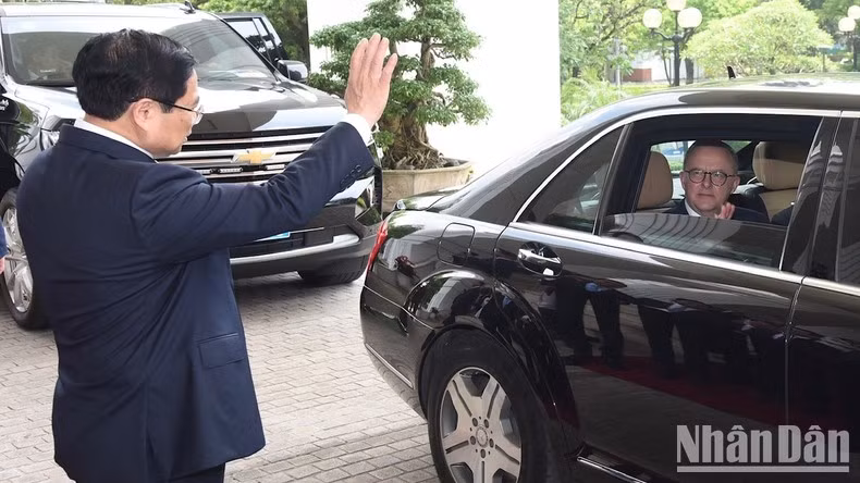 El primer ministro Pham Minh Chinh se despide del visitante australiano.