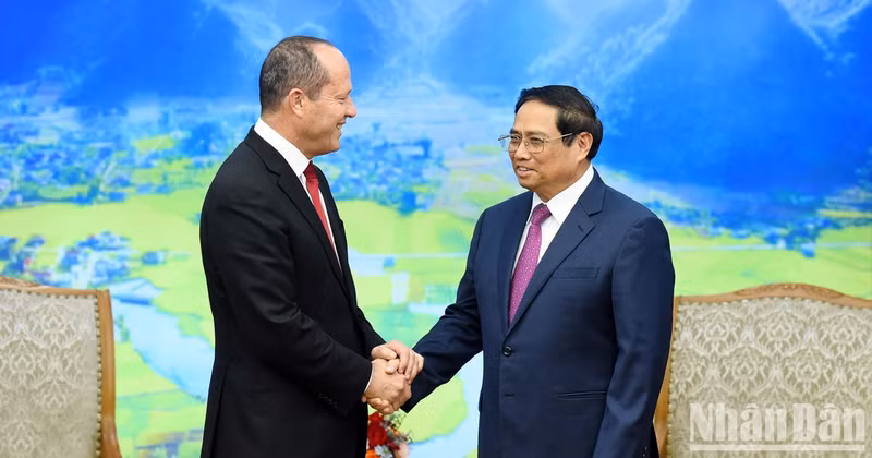 El premier vietnamita, Pham Minh Chinh, y el ministro israelí de Economía e Industria, Nir Barkat.