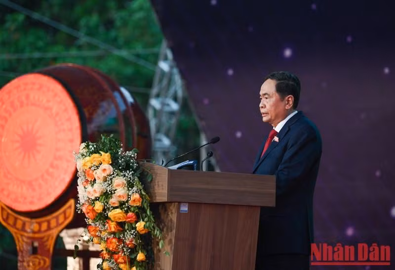 Thanh Man, pronuncia un discurso de felicitación a los profesores y estudiantes de la Universidad Nacional de Hanói.