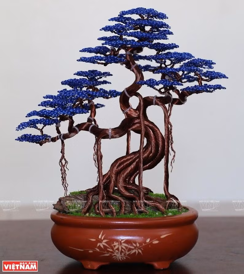 Obra de bonsái hecha de alambres de cobre de Pham Van Doanh.