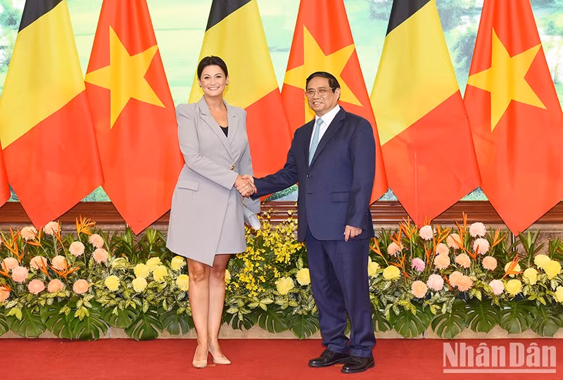 El primer ministro de Vietnam, Pham Minh Chinh, recibe a la presidenta del Senado de Bélgica, Stéphanie D'Hose. (Fotografía: Nhan Dan)