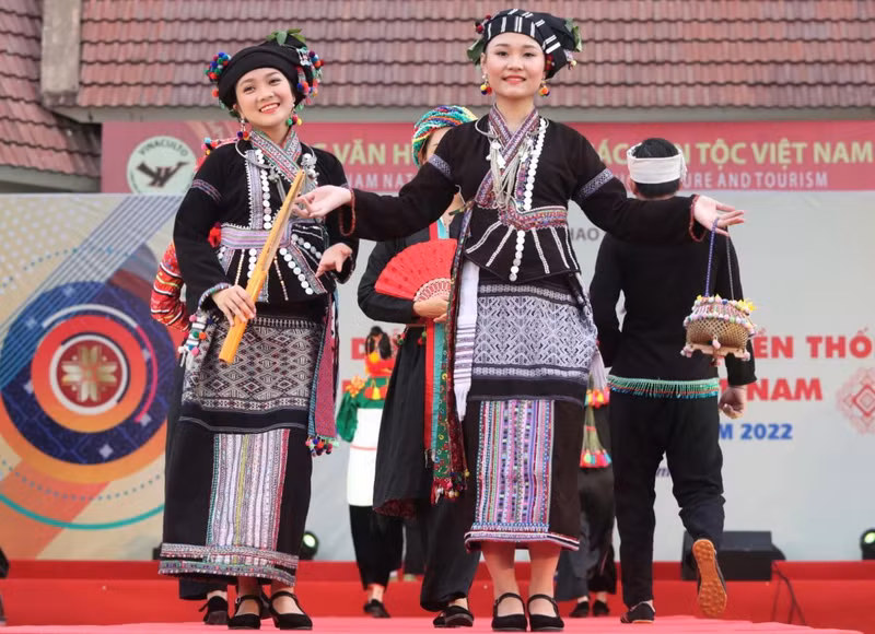 Trajes de mujeres de la etnia Lao (izquierda) y Lu (derecha)