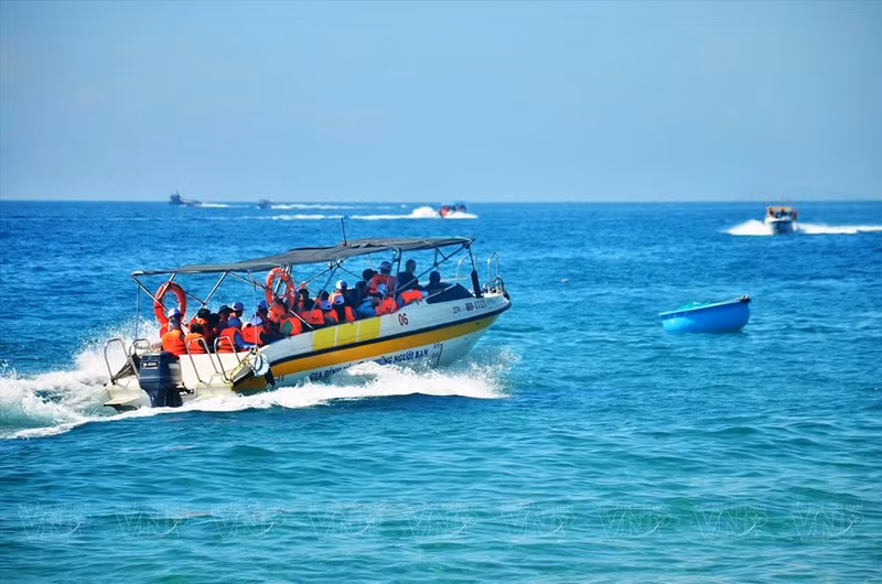 Visitantes a la isla de Ky Co en canoa.