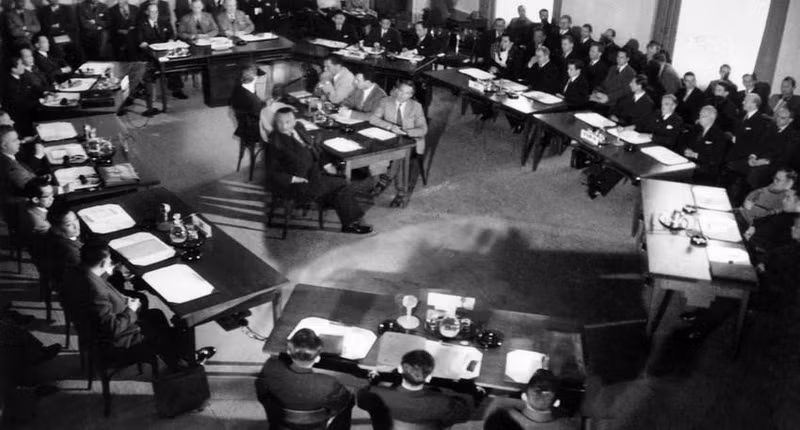 El 8 de mayo de 1954 se transmitieron a Ginebra noticias sobre los resultados de la campaña de Dien Bien Phu. Temprano en la mañana del 8 de mayo de 1954, la cuestión de Indochina fue puesta oficialmente sobre la mesa de negociaciones. En la foto: Escena de la sesión inaugural de la Conferencia de Ginebra sobre Indochina, el 8 de mayo de 1954.
