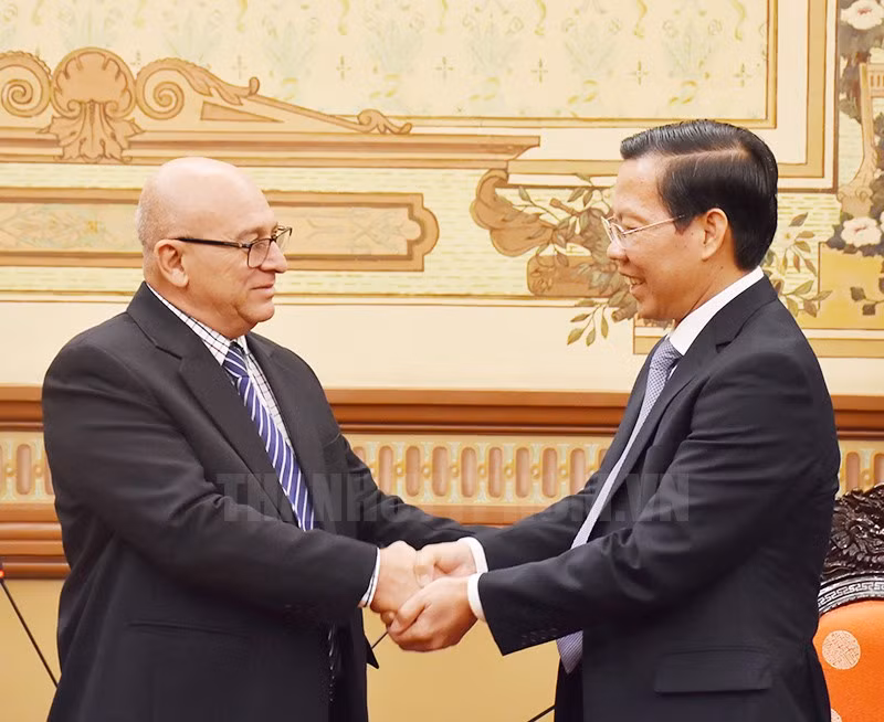 El presidente del Comité Popular de Ciudad Ho Chi Minh, Phan Van Mai, recibe al ministro de la Construcción de Cuba, René Antonio Mesa Villafana. (Fotografía: hcmcpv.org.vn)